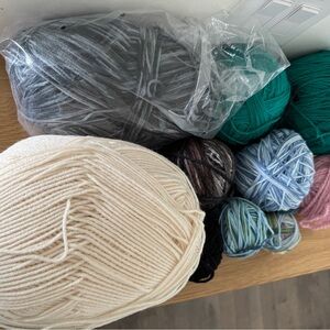 Yarn - 10 pieces in various colors and great